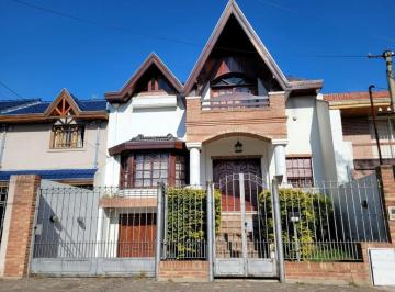 Casa · 255m² · 4 Ambientes · Casa en Venta - Lomas de Zamora