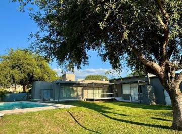 Casa · 320m² · 6 Ambientes · 2 Cocheras · Casa en Venta en Causana de 3 Dorm.