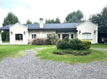 Casa · 280m² · 4 Ambientes · 2 Cocheras · Alquiler Anual - Golfers Country Club