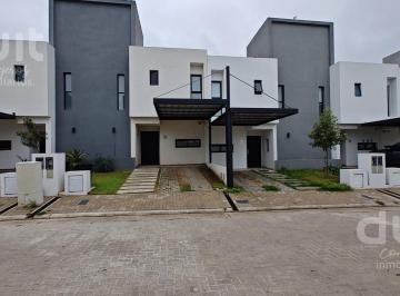 Casa · 110m² · 5 Ambientes · 1 Cochera · Duplex en Housing de Miradores, Totalmente Central!