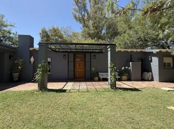 Casa · 230m² · 8 Ambientes · Encantadora Casa Quinta a La Venta en El Prestigioso Barrio La Araucaria| Lobos
