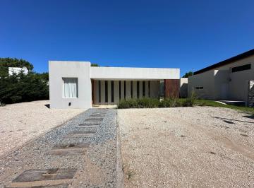 Casa · 160m² · 4 Ambientes · Barrio Privado, Costa Esmeralda