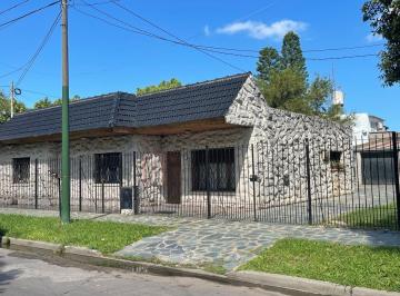 Casa · 133m² · 3 Dormitorios · 2 Cocheras · Casa de 4 Ambientes en Venta, Ituzaingó Sur