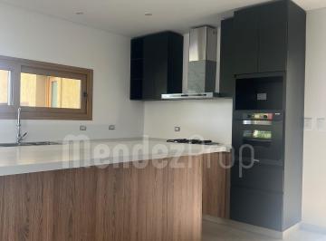Casa · 300m² · 5 Ambientes · 4 Cocheras · Venta Casa en Terralagos. Canning