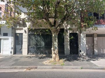 Oficina comercial de 4 ambientes, Villa del Parque · Excelente Oficina en Villa del Parque Sobre Av San Martin. con Terraza y Patio!