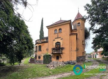 Casa · 233m² · 8 Ambientes · 1 Cochera · Castillo del Cerro a La Venta de 6 Dorm.. Sé Parte de La Historia de Córdoba!
