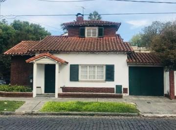 Casa · 123m² · 4 Ambientes · 1 Cochera · Chalet de Tres Dorm. con Jardín en Inmejorable Ubicación. Apto Crédito