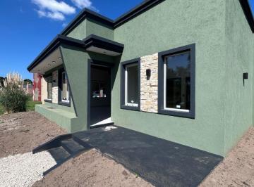 Casa · 111m² · 3 Ambientes · 3 Cocheras · Venta Casa Sola en Lote - a Estrenar!