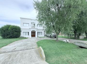 Casa · 220m² · 5 Ambientes · 1 Cochera · Casa en Venta con Pileta - 5 Ambientes - La Plata. Pcia. de Buenos Aires
