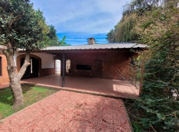 Casa · 70m² · 4 Ambientes · 2 Cocheras · Casa con Pileta en Pueblo Esther