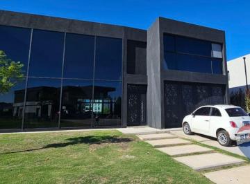 Casa · 329m² · 5 Ambientes · 2 Cocheras · Bellisima. Al Rio. too El Diseño Mirala