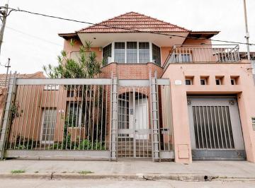 Casa · 200m² · 5 Ambientes · 1 Cochera · Casa en Excelente Estado de 4 Dorm.. Tolosa