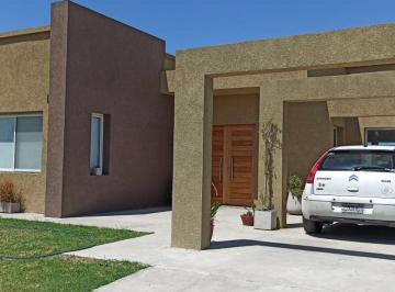 Casa · 160m² · 4 Ambientes · 3 Cocheras · Casa Alquiler 4 Ambientes Barrio San Lucas Canning