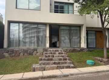 Casa · 170m² · 5 Ambientes · 2 Cocheras · Dalvian, Duplex en Venta