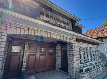 Casa · 217m² · 5 Ambientes · 1 Cochera · Chalet 5 Amb. Quincho, Garaje y Jardin - La Perla Norte