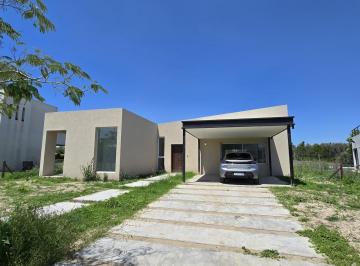 Casa · 175m² · 5 Ambientes · 4 Cocheras · Casa de 5 Ambientes a Estrenar con Jardin en Barrio Acacias, Puertos del Lago, Escobar. Alquiler