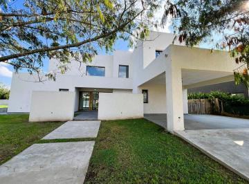 Casa · 261m² · 8 Ambientes · 4 Cocheras · Casa a Estrenar en Venta en Barrio Cerrado San Matias - Escobar