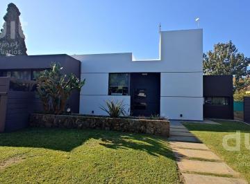 Casa · 404m² · 3 Dormitorios · 4 Cocheras · Casa Central en Fincas del Sur 2