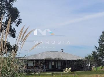 Casa · 200m² · 4 Ambientes · Casa Chalet en Venta en Carmelo, Colonia, Uruguay
