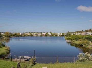 Casa · 348m² · 5 Ambientes · 2 Cocheras · Alquiler Casa en La Comarca Al Lago