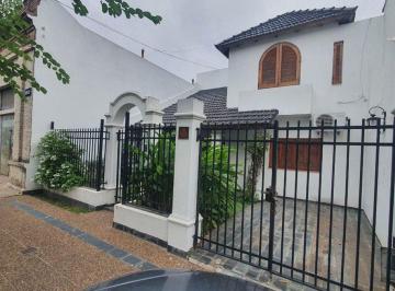 Casa · 197m² · 8 Ambientes · 1 Cochera · Alquiler Casa Amoblada de 3 Dorm, Patio + Dto en Pa