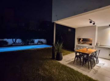 Casa · 130m² · 5 Ambientes · 2 Cocheras · Casa en Venta Valle Escondido. Rossen 3 Dorm.. Pileta