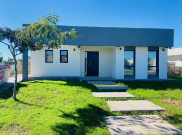 Casa · 128m² · 4 Ambientes · Casa en Santa Emilia, Pilar del Este.