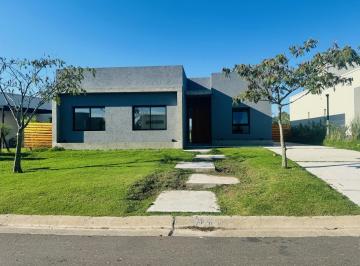 Casa · 170m² · 5 Ambientes · Casa en Santa Elena