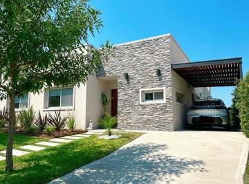 Casa · 150m² · 4 Ambientes · Casa en Santa Elena, Pilar del Este