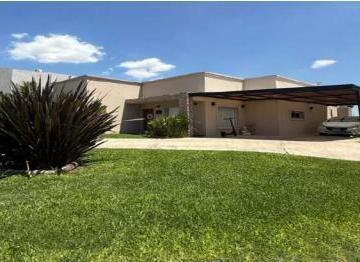Casa · 529m² · 4 Ambientes · 1 Cochera · Casa en Santa Elena, Pilar del Este