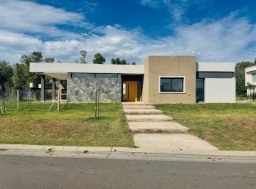 Casa · 150m² · 4 Ambientes · Casa en Santa Lucia, Pilar del Este.