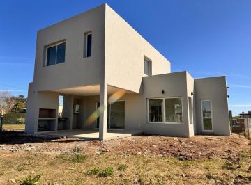 Casa · 170m² · 4 Ambientes · Casa en Santa Lucia, Pilar del Este