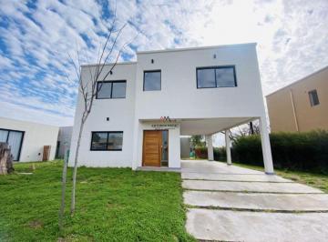 AMN-AMN-3482_2 · Casa en Alquiler en Santa Elena - Pilar del Este