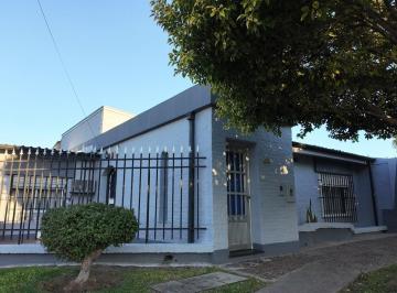 Casa · 161m² · 9 Ambientes · 1 Cochera · Casa de Tres Dorm. y Patio, Barrio Sargento Cabral, Santa Fe