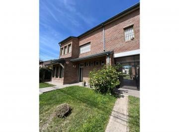 Casa · 140m² · 6 Ambientes · 3 Cocheras · Casa con Jardin Juarez Celman 722 Bis