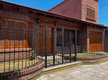 Casa · 239m² · 5 Ambientes · Casa Estilo Chalet con Quincho