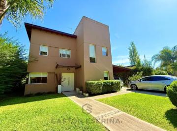 Casa · 215m² · 5 Ambientes · 3 Cocheras · Casa en Barrio Parque Leloir