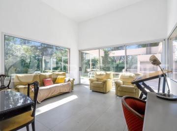 Casa · 180m² · 5 Ambientes · 2 Cocheras · Excelente Casa en Venta en Santa Silvina