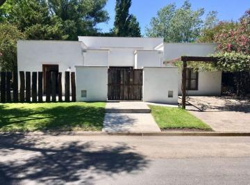 Casa · 250m² · 6 Ambientes · Casa en Una Planta Venta o Alquiler en Santa María de Tigre