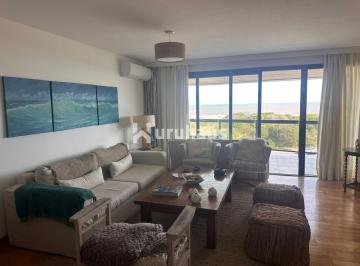 Foto1 · Apartamento en Venta Primera Linea de Playa Brava, 2 Suites y Servicio