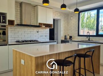 Casa · 218m² · 6 Ambientes · 2 Cocheras · Casa Enbarrio Privado Costa Azul