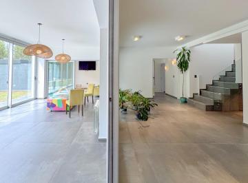 Casa · 410m² · 10 Ambientes · 2 Cocheras · Venta 7 Soles - 4 Dorm. + Escritorio
