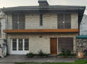 Casa en venta Martinez - Frente · Casa en Venta en Martínez – 4 Ambientes con Jardín y Garage