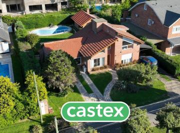 Casa · 166m² · 4 Ambientes · 2 Cocheras · Casa en Venta en Mapuche C. C, Pilar.