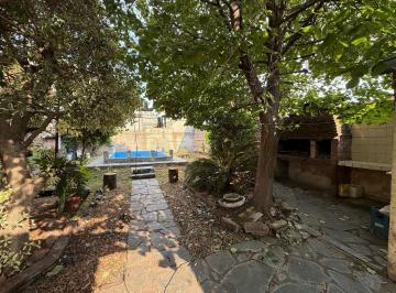 Casa · 105m² · 5 Ambientes · 1 Cochera · Casa en Moron Sur a La Venta con Patio
