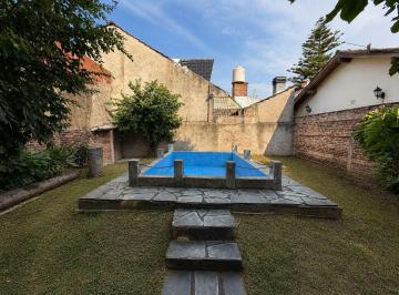 Casa · 105m² · 5 Ambientes · 1 Cochera · Casa en Moron Sur a La Venta con Patio