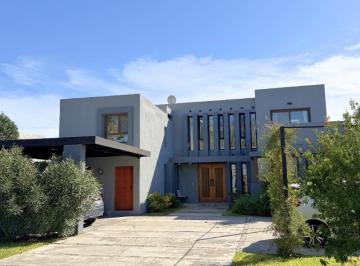 Casa · 343m² · 6 Ambientes · 4 Cocheras · Casa en Venta B° Buenos Aires Golf