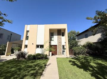 Casa de 8 ambientes, Berazategui · Casa en Venta en Las Acacias de Hudson