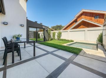 Casa · 240m² · 5 Ambientes · 1 Cochera · Casa en Chauvin Venta Mar del Plata