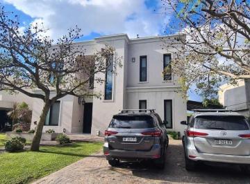 Casa · 420m² · 7 Ambientes · 1 Cochera · Casa en Venta en Los Lagos, Nordelta, Tigre